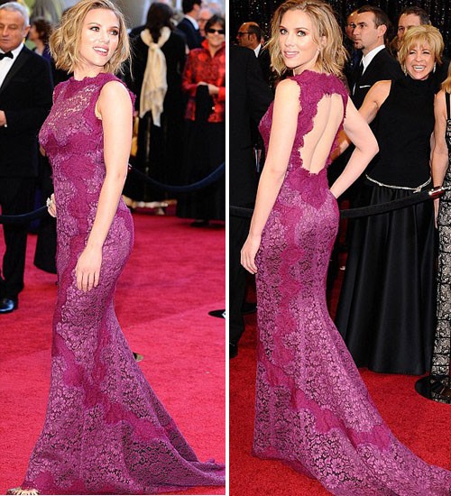 Tham dự Oscar 2011, Scarlett Johansson lựa chọn chiếc váy ren đuôi cá màu tím với những đường cắt tinh tế sau lưng của thương hiệu Dolce & Gabbana